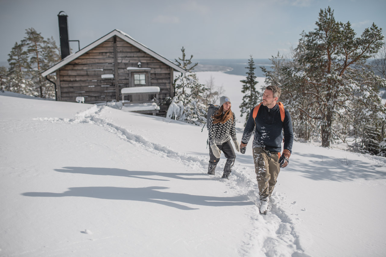 Vandring vinter fjällstuga